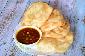 Chole With 4 Bhature [2 Plates] And Extra Chole