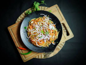 Veg Hot Garlic Chowmein