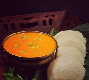 Idli With Thakkali Kulambu [3 Pieces]
