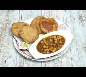 Chole With 4 Poori