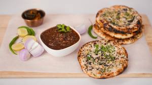 Amritsari Kulcha With Paneer Kolhapuri