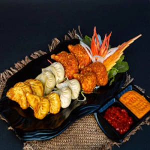 Momos Platter (9 pes)