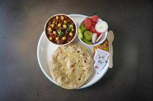 Chola Masala Sabji with 4 Tawa Butter Chapati + Salad Combo