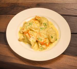 Chicken Bechamel Momos Tossed in White Italian Sauce