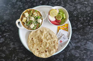 Kadai Paneer with 4 Tawa Butter Chapati + Salad + Salt+MouthFreshener
