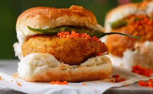 Bole To Spical Vadapav