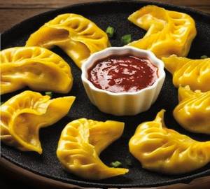 Veg Momos And Red Chilli Sauce [6 Pieces ]
