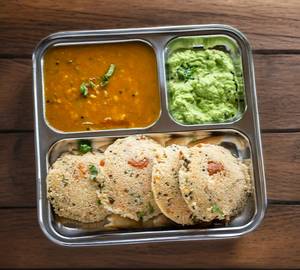Idli With  Chutney(4 pieces)