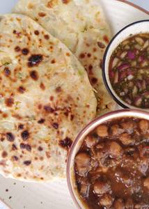 Amritsari Kulcha (2 Pcs With Chole)