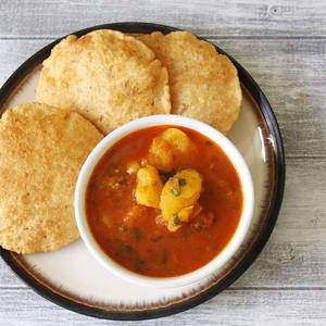 Aloo rasawala with 6 poori