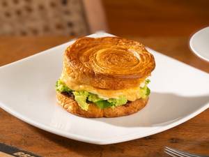 Avocat Croissant Bun