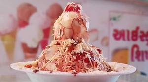 Rajwadi Rajbhog Gola With Ice Cream