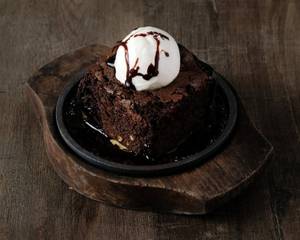Walnut Brownie With Vanilla Ice Cream