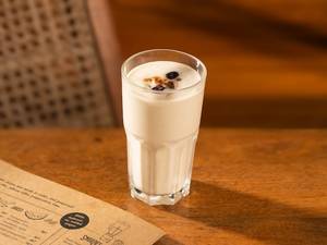 Banana,honey,yoghurt,granola Smoothie