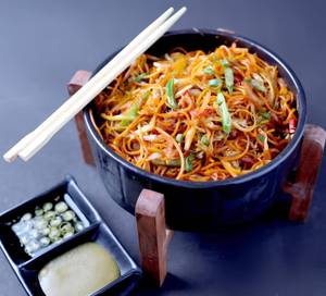 Veg Hakka Noodles With Coke [300 Ml]