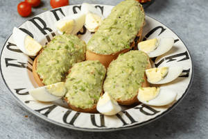 Avocado On Toast With Egg (4pcs)