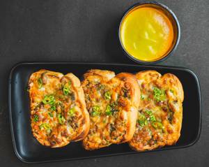 Twisted Garlic Bread (04 Pieces)