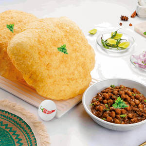 Amritsari Chole Bhature (2 Pcs)
