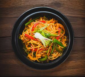 Noodles Rice in Schezwan Sauce