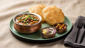 Amritsari Chole Bhature (2 Pcs)