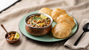Chole Puri (4 Pcs)