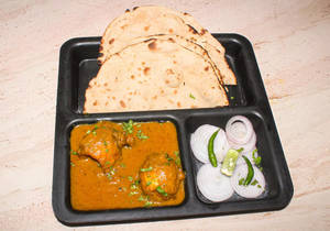 Non Veg Thali (Egg Bhurji+Chiken Curry+4 Roti+Rice+Salad+Papad)