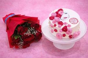 Winning Women Fresh Fruit Cake and Red Rose Bouquet Combo