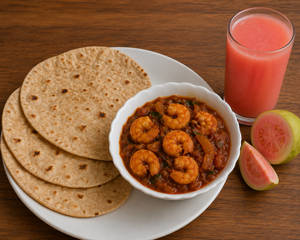3 Chapathi And Prawn Masala With Guava Juice