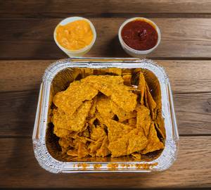 Nachos With Cheese And Salsa Dip