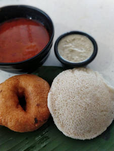 Idli [1 Piece] With 1 Vada