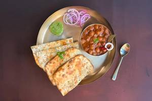 Amritsari Kulcha With Chana