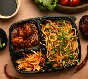 Veg Hakka Noodles And Chilli Chicken With Chinese Salad Combo
