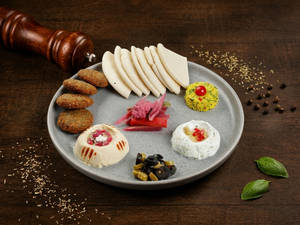 Le Mezze Labanese Platter