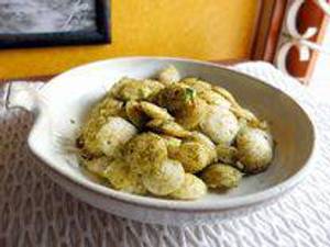 Karuveppilai Mini Podi Idli [15  Pieces] With Fish Curry