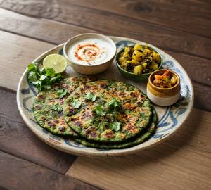 Palak Paratha With Curd