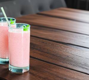Strawberry lassi