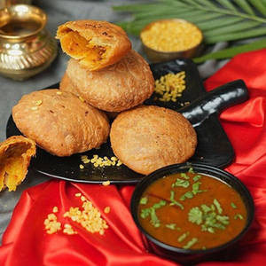 Khasta Dal Kachori With Sabzi (2 Pcs)