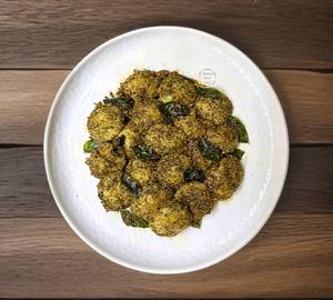 Karuveppilai Mini Ghee Podi Idli [15 Pieces] With Fish Curry