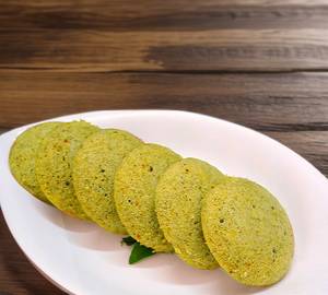 Karuveppilai podi idli [5 pieces] with fish curry