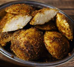 Karuveppilai ghee podi idli [5 pieces] with fish curry