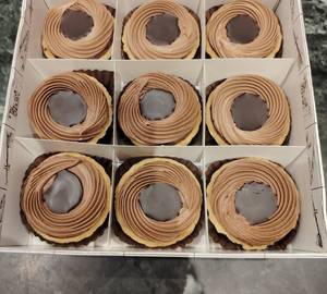 9 Chocolate  Macaroon Tart With Small Travel Pastry Box