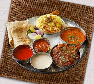 Thali With Chicken Sukka.