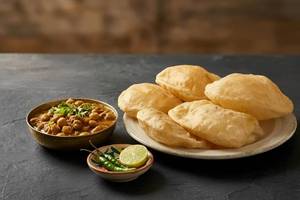 Chole With Poori (5 Pc)