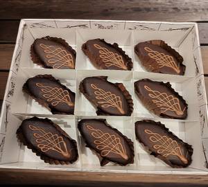 9 Pcs Eggless Chocolate Boat + Travel Pastry Box Small
