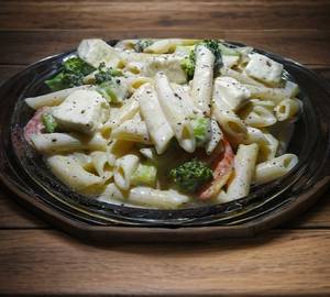 White sause creamy paneer pasta