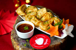 Veg Fried Momo With Schezwan Sauce (8 Pcs)
