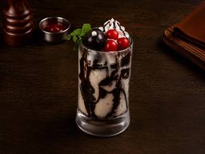 CHOCOLATE MUD - CAKE SUNDAE