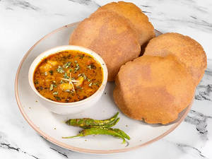 Bedmi Poori With Aloo Sabji