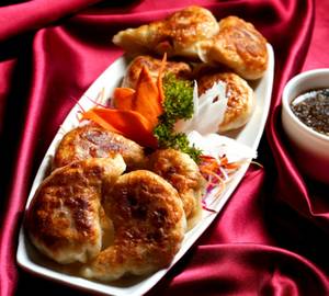 Veg Pan Fried Momos With Manchurian Sauce (8 Pcs)