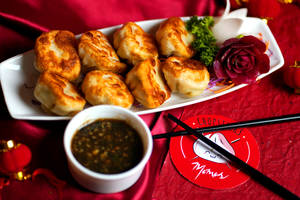 Chicken Pan Fried Momos With Manchurian Sauce (8 Pcs)